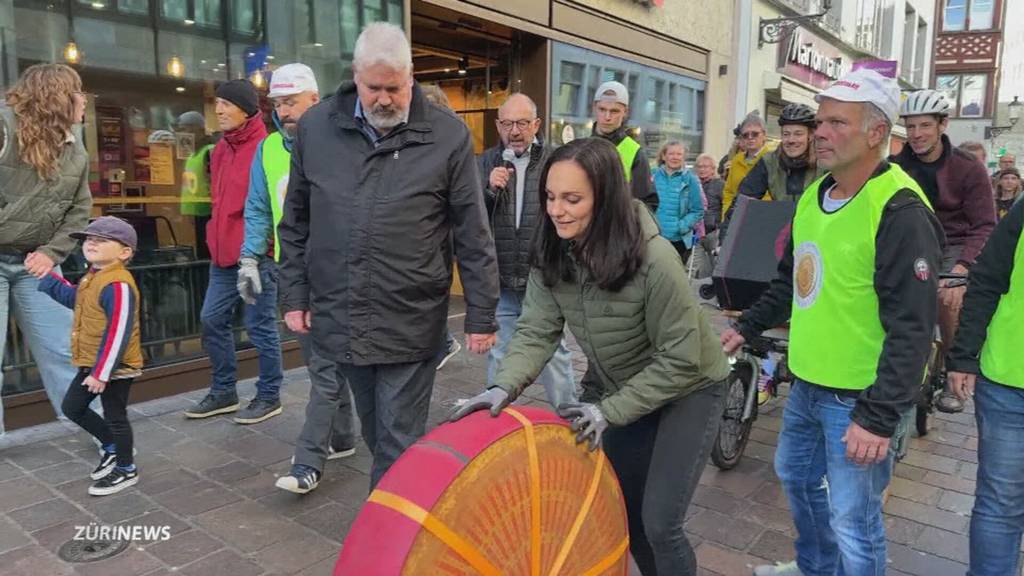 Riesen-Käse rollt durch die Schweiz