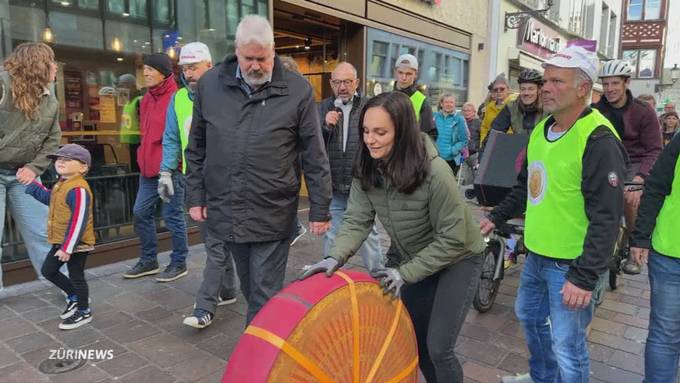 Riesen-Käse rollt durch die Schweiz