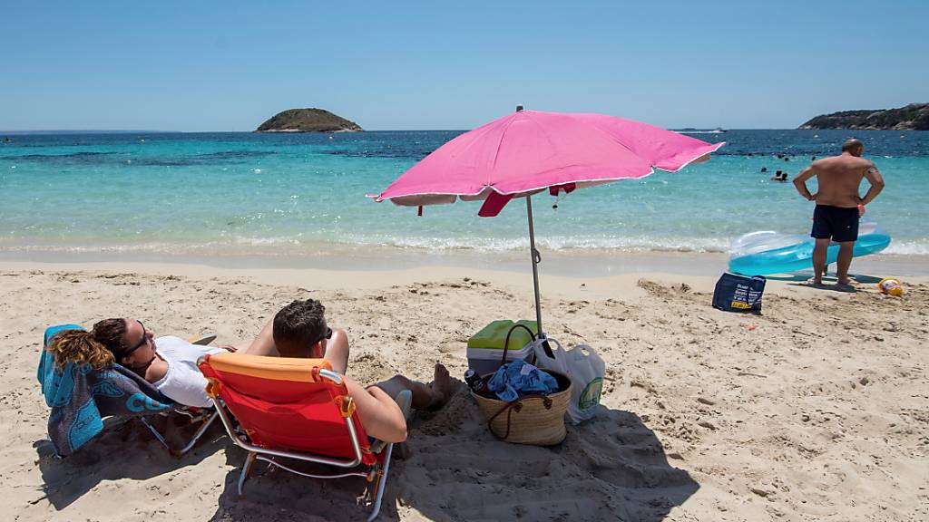 Deutsche Touristen zieht es über die Ostertage wieder vermehrt nach Mallorca. Die Buchungszahlen in den Reisebüros steigen seit die Lieblingsferieninsel der Deutschen nicht mehr auf der Corona-Risikoliste steht.(Archivbild)