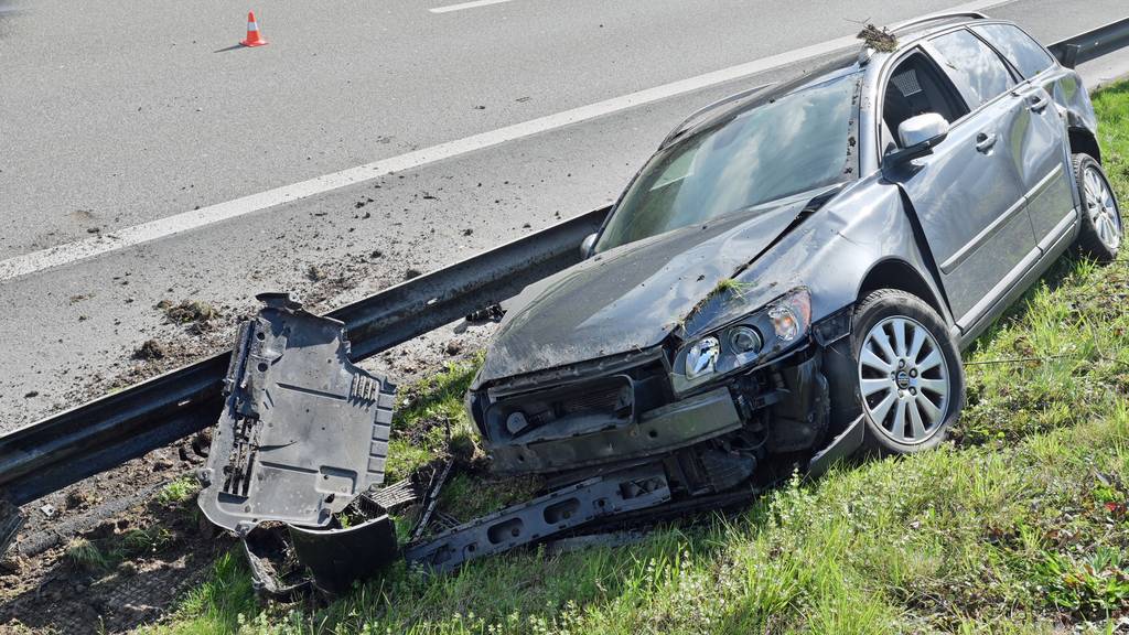 Auto landet nach Crash auf A14 in Böschung – zwei Verletzte