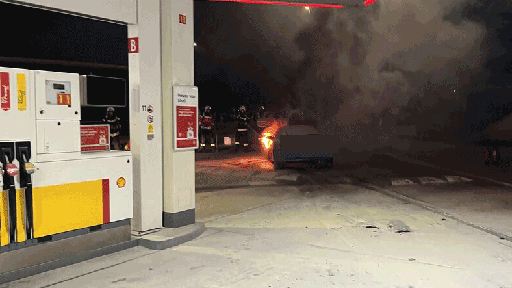 Auto brennt gleich neben der Zapfsäule