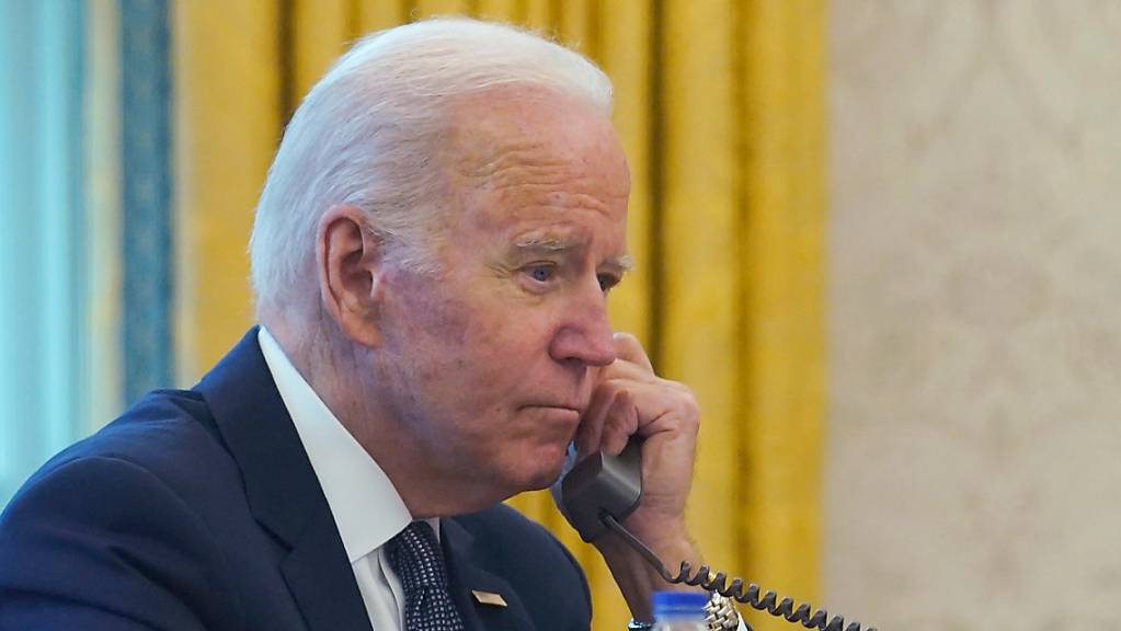 ARCHIV - SYMBOLBILD - Auf diesem Bild, das durch ein Fenster aufgenommen wurde, telefoniert Joe Biden, Präsident der USA, mit dem ukrainischen Präsidenten Selenskyj im Oval Office des Weißen Hauses. Foto: Susan Walsh/AP/dpa