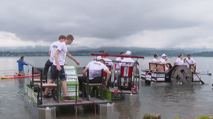 Lernende steuern ihre Schaufelrad-Katamarane über den Zürichsee