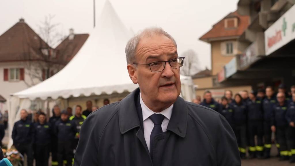 Bundespräsident Parmelin besucht Kerzes nach Postauto-Tragödie