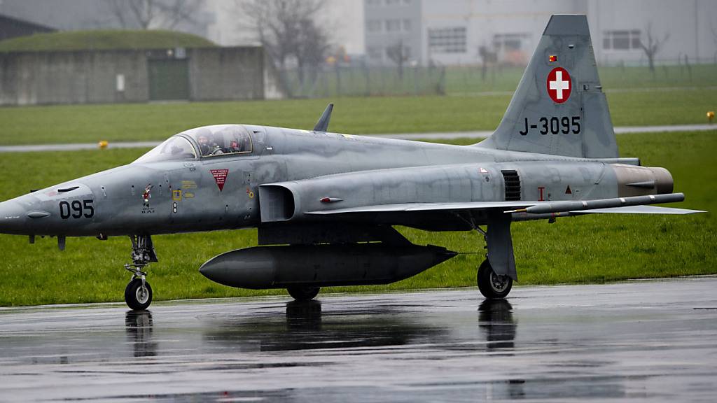 Ein F-5-Tiger-Kampfjet der Schweizer Luftwaffe landet auf dem Militärflugplatz Emmen im Kanton Luzern. (Archivbild)