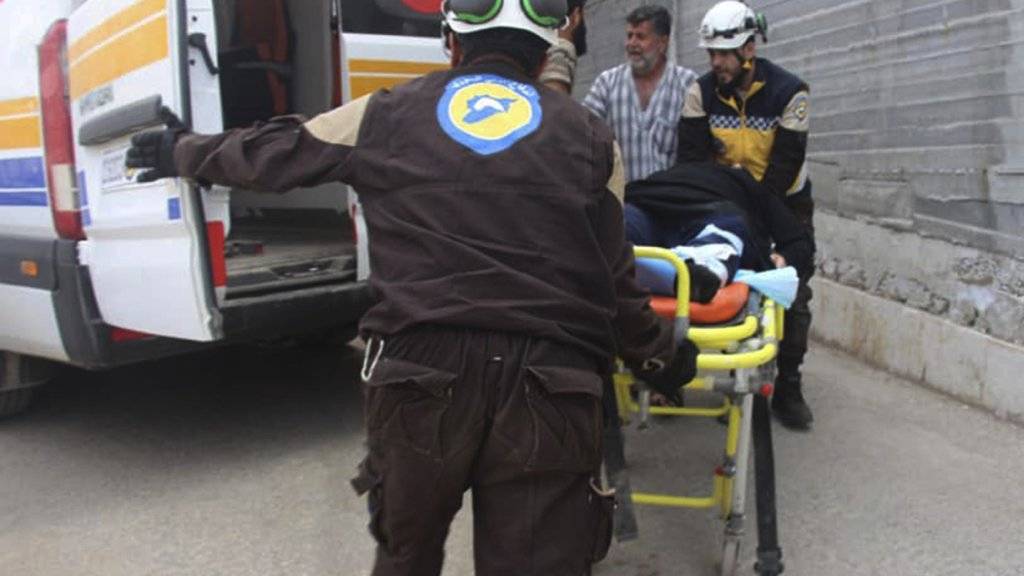 Die oppositionelle Zivilschutztruppe Weisshelme bringen einen verletzten Mann in Ehssem, im Süden der Provinz Idlib, ins Spital.