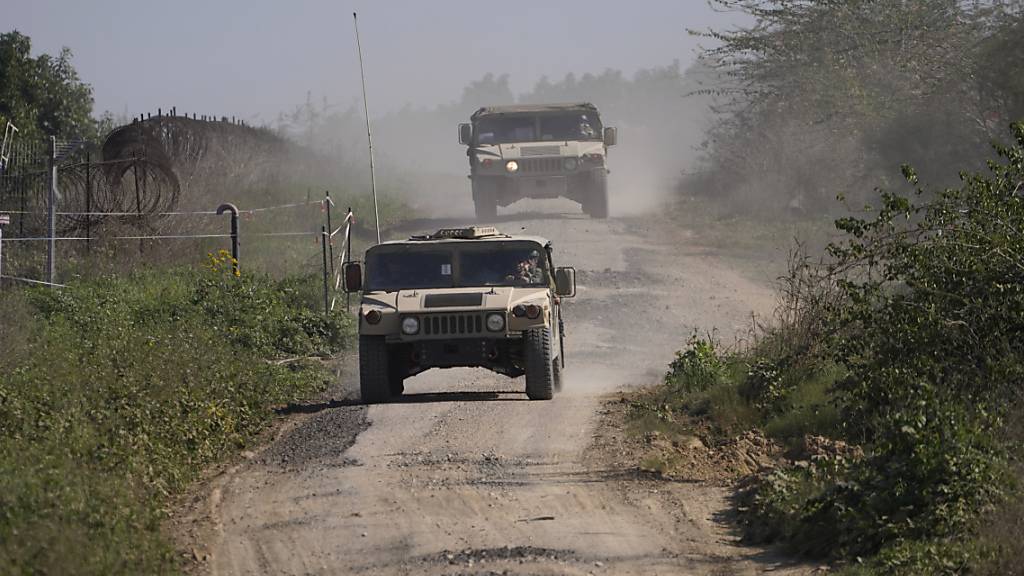 Fahrzeuge der israelischen Armee sind in der Nähe der Grenze zum Gazastreifen im Süden Israels zu sehen. Foto: Tsafrir Abayov/AP/dpa