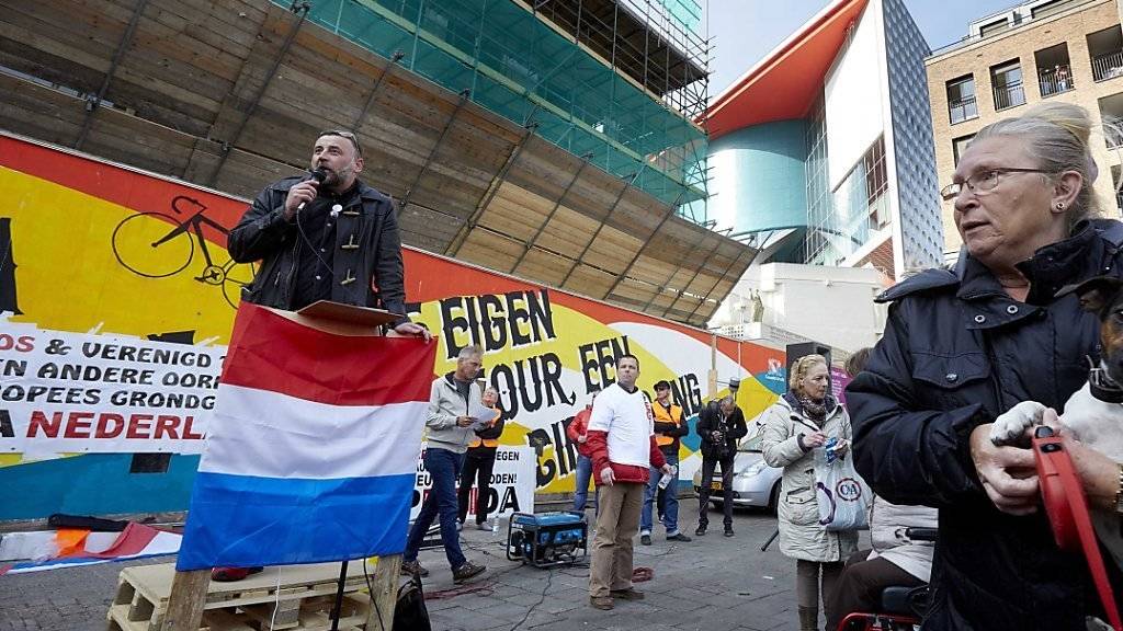 Pegida-Gründer Lutz Bachmann tritt bei einer Demonstration in Utrecht auf - im Anschluss wurden zehn Personen verhaftet.