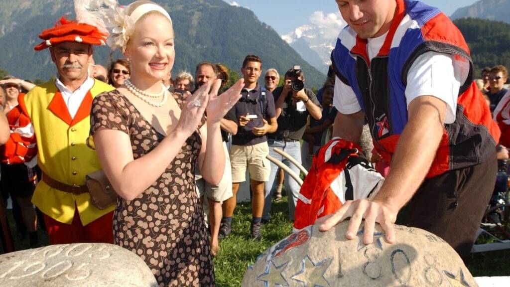 Eine Show: Die damalige Frau des Schweizer Botschafters in Deutschland, Shawne Fielding, und der spätere Rekordsteinstösser Peter Michel 2001 bei der Rückgabe des Unspunnensteins. (Archivbild)