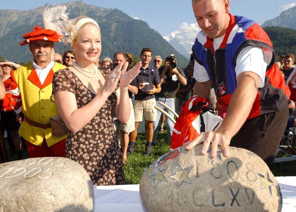 Eine Show: Die damalige Frau des Schweizer Botschafters in Deutschland, Shawne Fielding, und der spätere Rekordsteinstösser Peter Michel 2001 bei der Rückgabe des Unspunnensteins. (Archivbild)