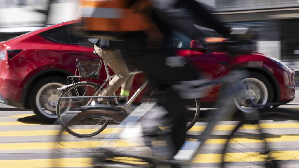 Aus Wut rammte ein Autolenker einen Velofahrer. Dieses Manöver hätte tödlich enden können. (Symbolbild)