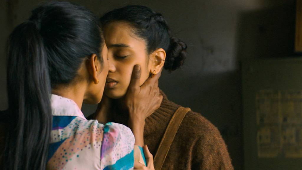 Die beiden Prostituierten Renuka (links, Anasuya Sengupta) und Devika (rechts, Omara Shetty) leben im Film «The Shameless» eine lesbische Liebe. Die indische Schauspielerin Anasuya Sengupta wurde am Filmfestival in Cannes für ihre Rolle ausgezeichnet.