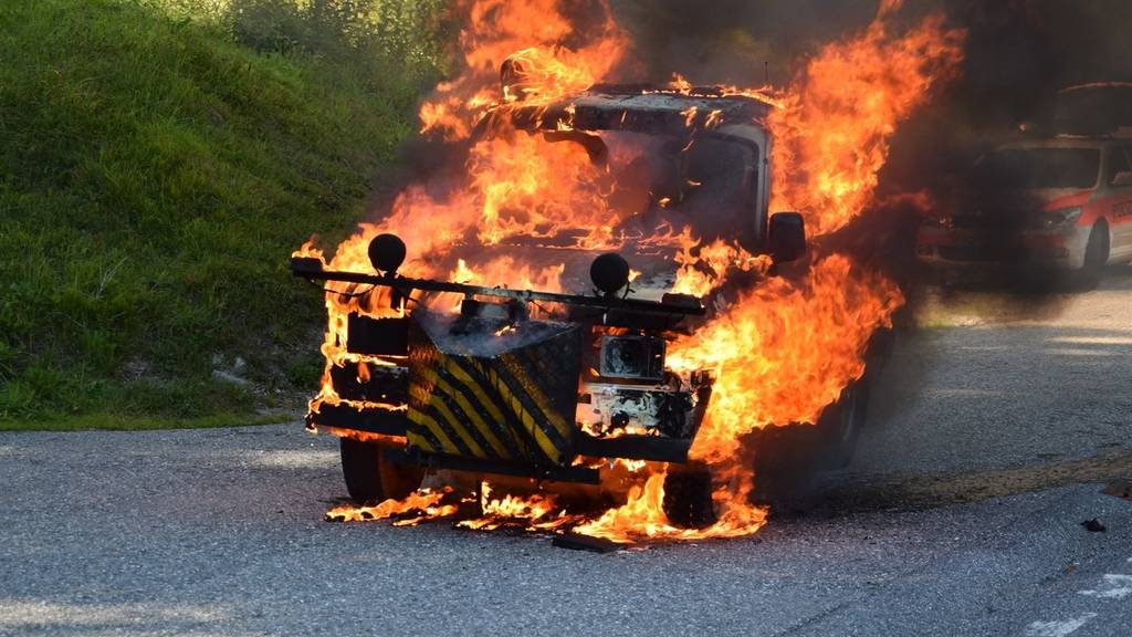 Wie aus einem Action-Film: Das Auto ist komplett ausgebrannt.