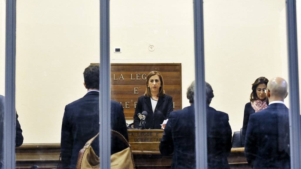 Richterin Daniela Monaco Crea verlas am Dienstag das Urteil gegen zwei Schlepper der schwersten Flüchtlingskatastrophen im Mittelmeer mit Hunderten Toten. 
Der tunesische «Kapitän» des Schiffes bekam 18 Jahre Haft, sein Helfer 5 Jahre.