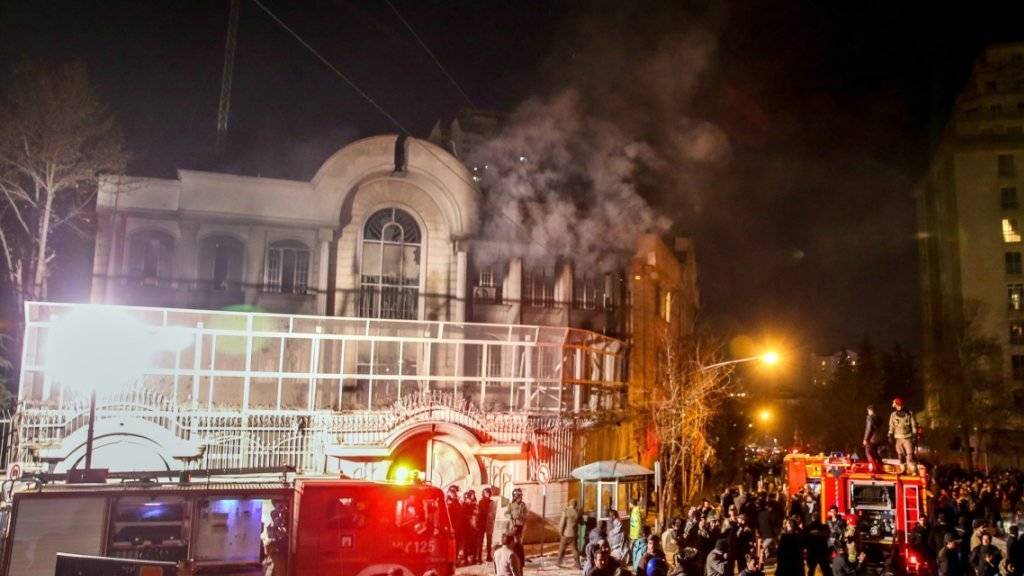 Iranische Demonstranten zündeten in der Nacht auf Sonntag die saudi-arabische Botschaft in Teheran an - jetzt muss die iranische Botschaft in Riad zumachen.