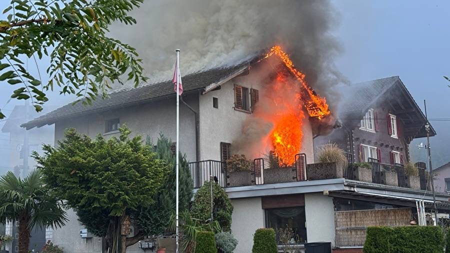 Als die Einsatzkräfte vor Ort eintrafen, stand das Haus bereits in Vollbrand.