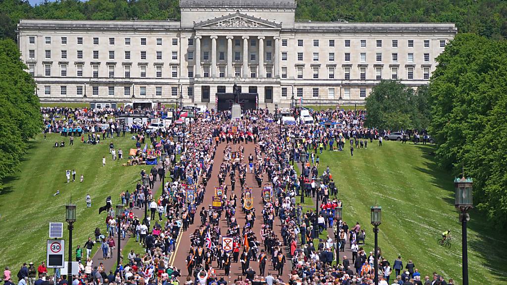 Mit einjähriger Verspätung aufgrund der Pandemie haben in Belfast Zehntausende das 100-jährige Bestehen Nordirlands mit einer großen Parade gefeiert. Foto: Niall Carson/PA Wire/dpa