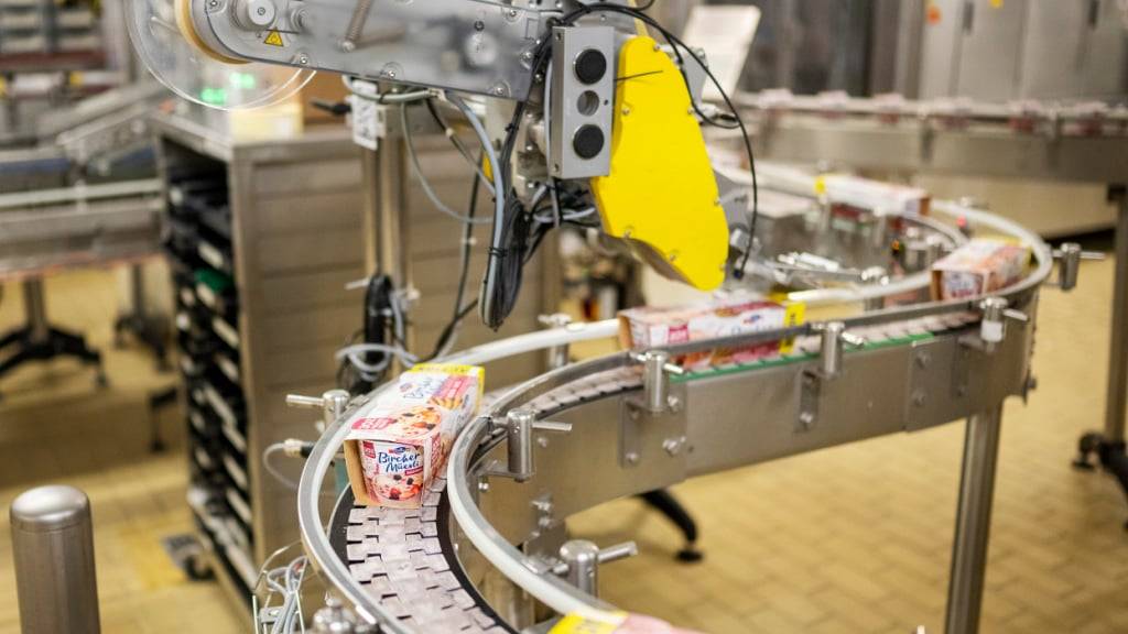 Emmi sieht sich dank Innovationskraft und globaler Präsenz gut aufgestellt. Im Bild werden frisch abgefüllte Birchermüesli auf einer Förderanlage in der Emmi Produktion in Emmen transportiert. (Archivbild)