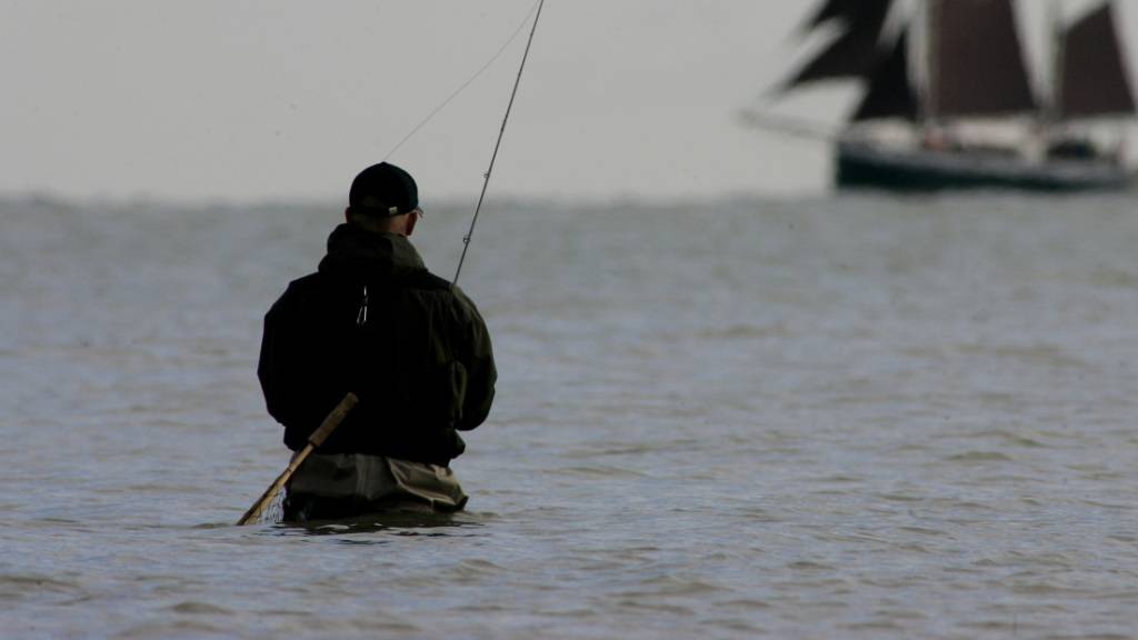 Ein Angler in der Ostsee nahe Strande in Deutschland. (Archivbild)