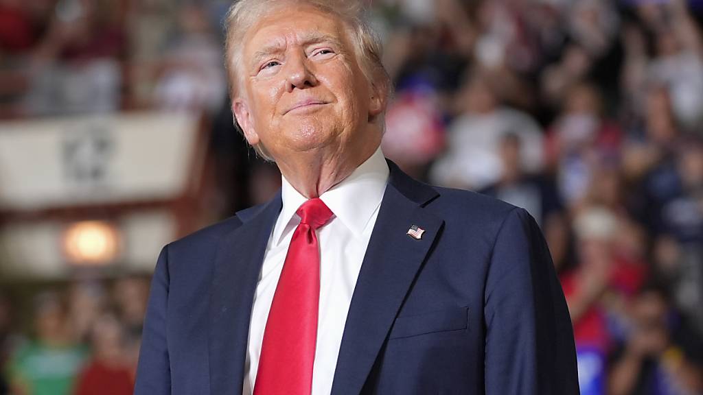 Der republikanische Präsidentschaftskandidat und ehemalige US-Präsident Donald Trump wartet auf der Bühne, um bei einer Wahlkampfveranstaltung zu sprechen. Foto: Alex Brandon/AP/dpa