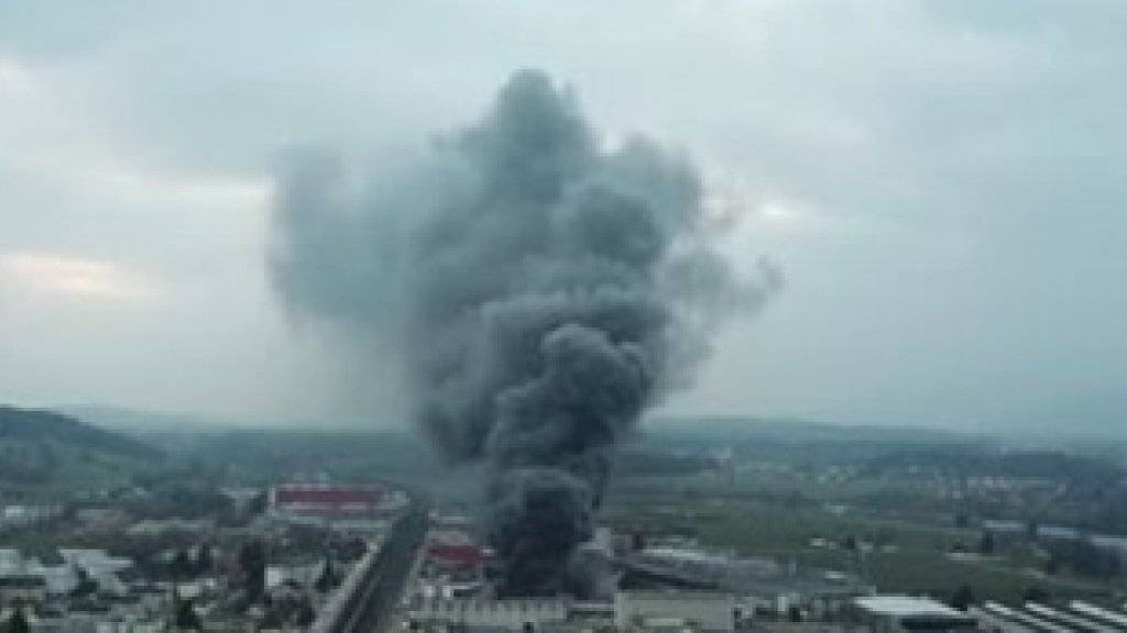 Der Brand von Pneus sorgte für dicken Qualm: Die Rauchsäule aus dem Industriegebiet von Rothrist im Aargau war von weitherum zu sehen.
