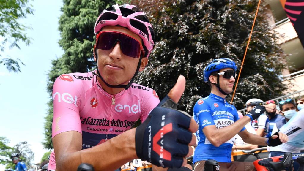Daumen hoch bei Egan Bernal: Er steigt als Leader in die letzte Etappe des Giro d'Italia.