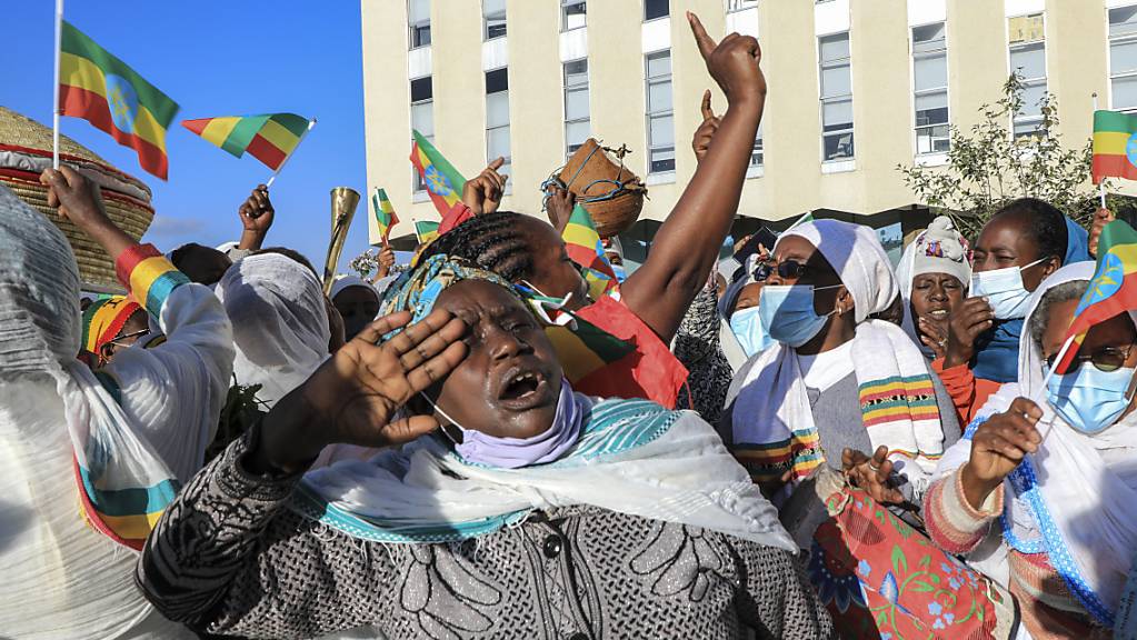 Menschen nehmen an einer Veranstaltung zur Unterstützung der Streitkräfte Äthiopiens teil. Der UN-Menschenrechtsrat hat in einer Sondersitzung am Freitag angesichts der eskalierenden Lage in Äthiopien eine Untersuchung von Rechtsverletzungen in dem ostafrikanischen Krisenstaat angeordnet. Foto: Uncredited/AP/dpa