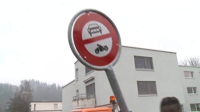 Verbotsschilder mit Auto ausgerissen