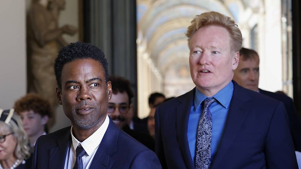 Chris Rock, links und Conan O'Brien vor ihrer Audienz mit dem Papst mit über 100 anderen Komikern aus aller Welt in der Clementinischen Halle im Vatikan.
