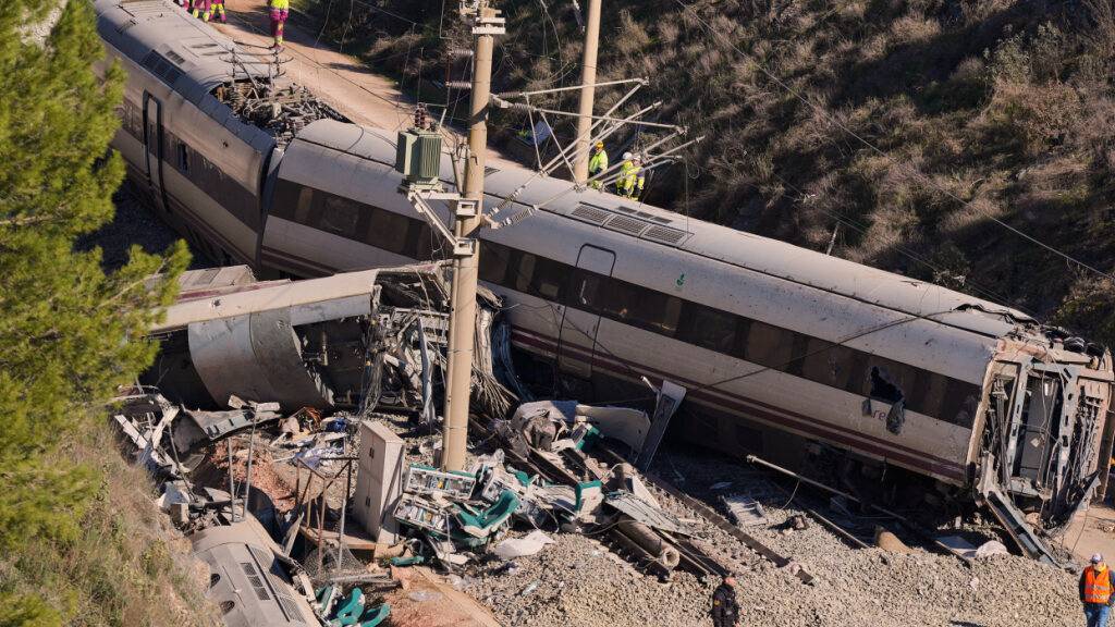 dpatopbilder - Beamte der Guardia Civil sammeln Beweismaterial neben dem Wrack von Zugwaggons, die an einem Zusammenstoß beteiligt waren. Am 18.01.2026 waren zwei in entgegengesetzte Richtungen fahrende Hochgeschwindigkeitszüge nördlich von Córdoba kollidiert und entgleist. Foto: Manu Fernandez/AP/dpa