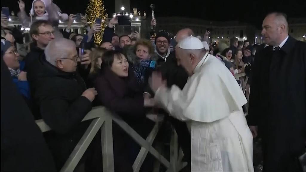 Aufdringliche Frau bekommt vom Papst auf die Finger