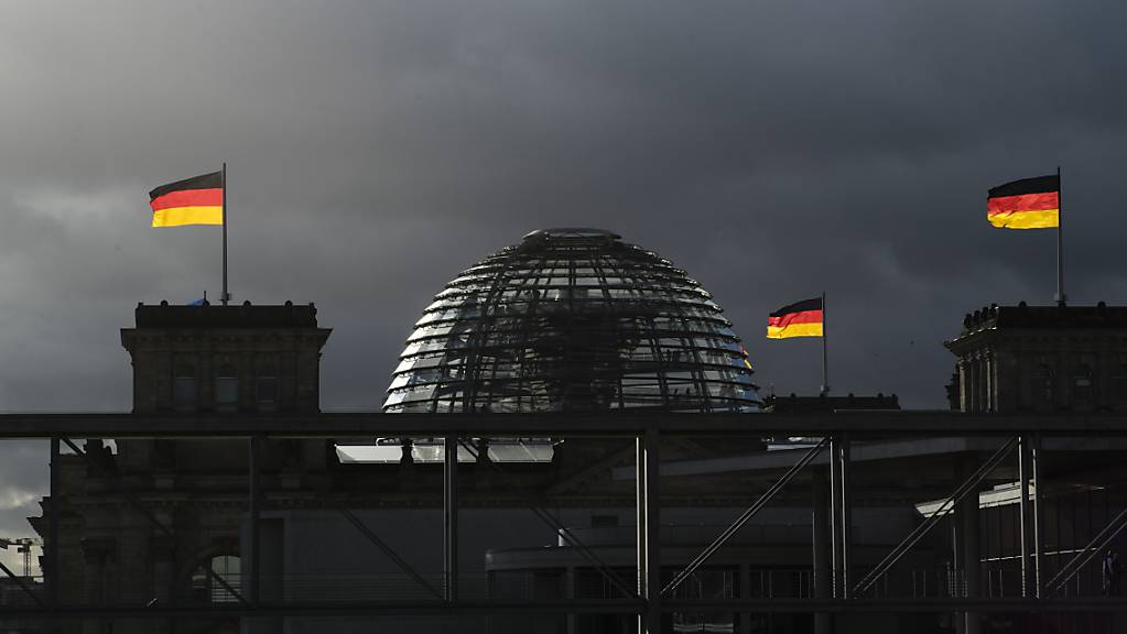 Bei den Deutschen ist laut einer regelmässigen Umfrage die Beliebtheit der SPD leicht gestiegen. (Archivbild Reichstag Berlin)