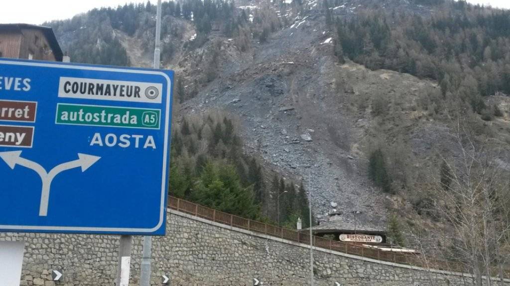Im Courmayeur nahe des Eingangs zum Mont-Blanc-Tunnel wurde der Lastwagen gestoppt. Die italienische Polizei fand darin zwei Kilogramm Sprengstoff.