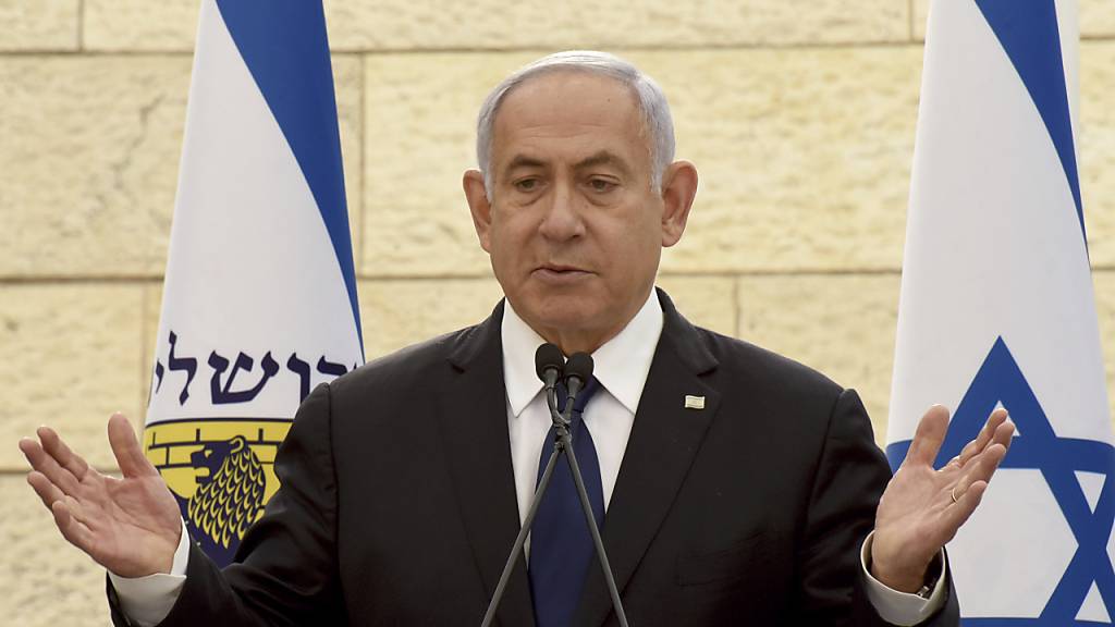 ARCHIV - Benjamin Netanjahu, damals Ministerpräsident von Israel, spricht bei einer Gedenkzeremonie. Foto: Debbie Hill/Pool UPI/AP/dpa