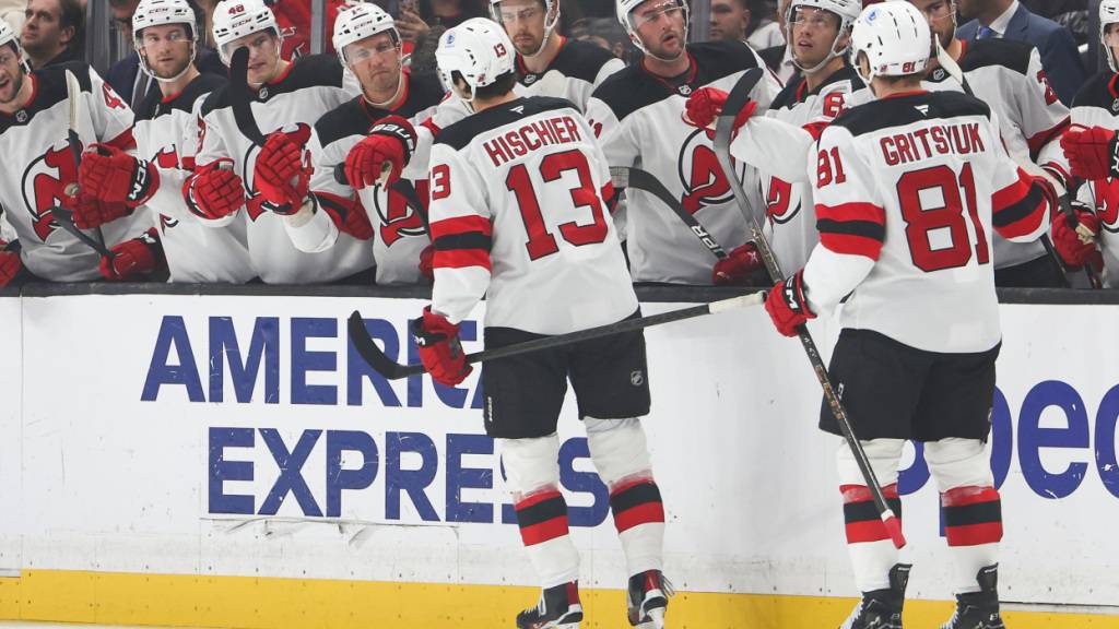 Nico Hischier (Nummer 13) beim Abklatschen (Archivaufnahme)