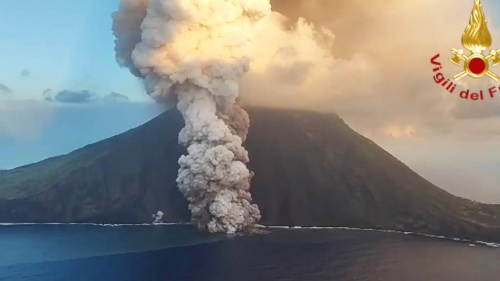 HANDOUT - Qualm bildet sich über dem Stromboli. Foto: Vigili del Fuoco/dpa - ACHTUNG: Nur zur redaktionellen Verwendung im Zusammenhang mit der aktuellen Berichterstattung und nur mit vollständiger Nennung des vorstehenden Credits