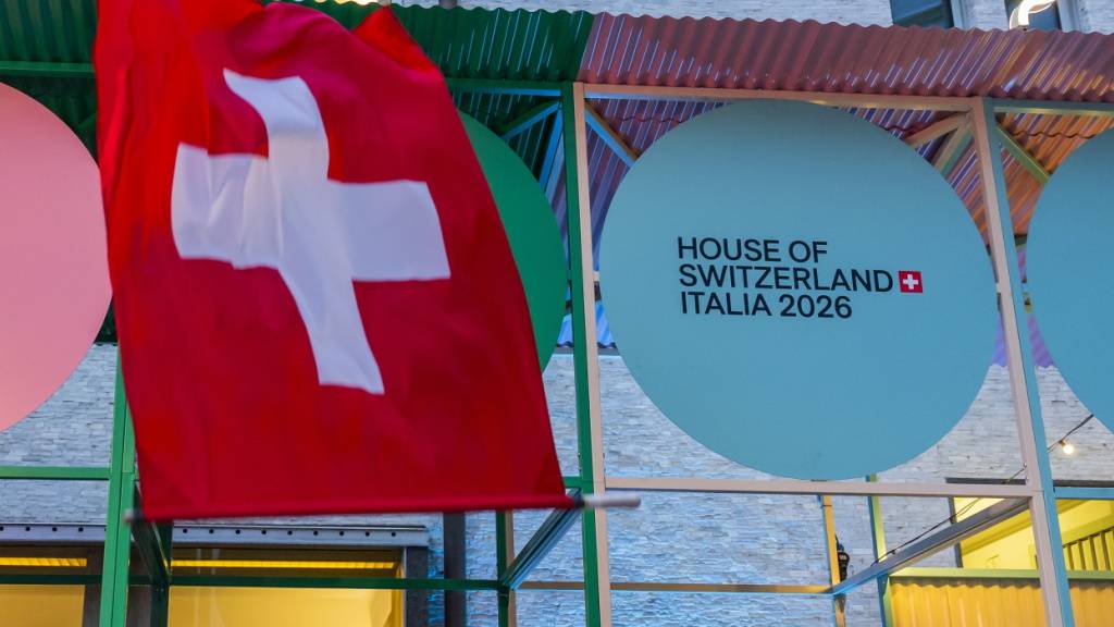 Die Schweizer Flagge neben dem House of Switzerland