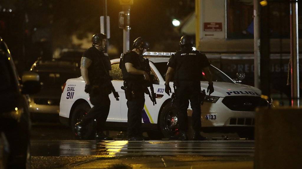Mehrere Polizisten in der US-Stadt Philadelphia wurden bei einem Schusswechsel mit einem in einem Haus verbarrikadierten Mann verletzt.