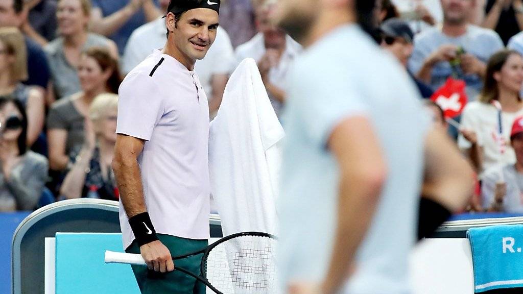 Auch Roger Federer amüsiert sich ob den Entertainer-Qualitäten seines Gegners Jack Sock