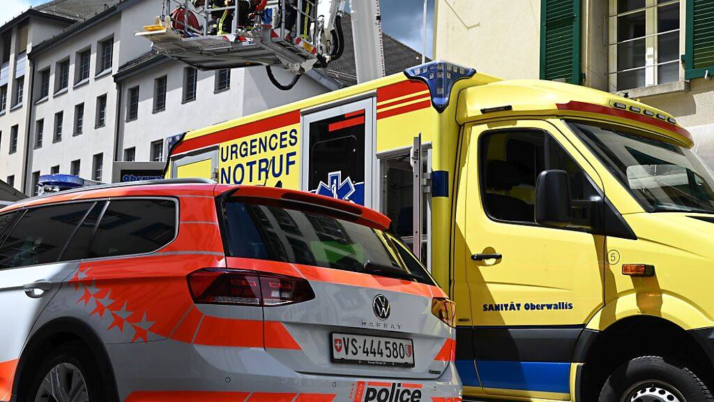 Die Feuerwehr brachte den Brand, rasch unter Kontrolle. Sie fand jedoch eine Person leblos auf. Eine weitere Person verstarb später im Spital. (Symbolbild)