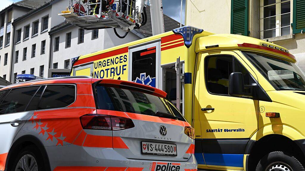 Die Feuerwehr brachte den Brand, rasch unter Kontrolle. Sie fand jedoch eine Person leblos auf. Eine weitere Person verstarb später im Spital. (Symbolbild)