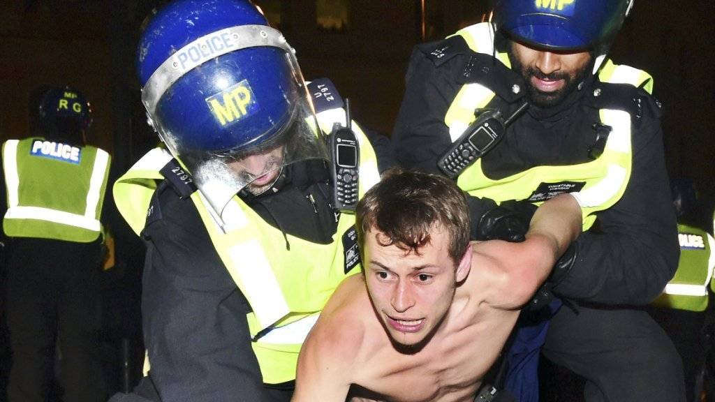 Demonstrant auf dem Trafalgar Square in London wird während der Kundgebung gegen den Kapitalismus von Polizisten festgenommen.