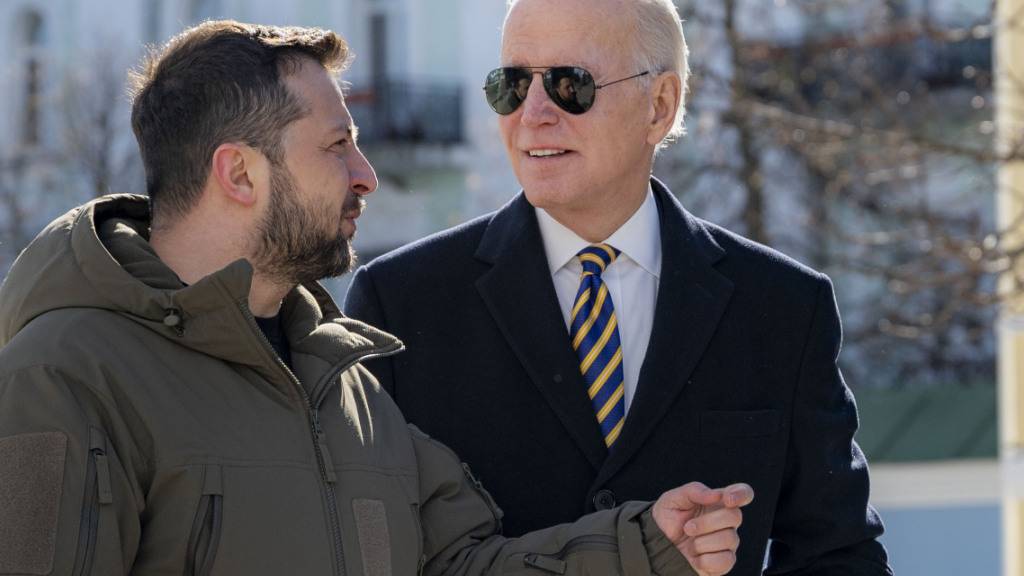 ARCHIV - US-Präsident Joe Biden spricht bei seinem Besuch in Kiew am 20.02.2023 mit Wolodymyr Selenskyj. Der ukrainische Präsident kommt US-Medienberichten zufolge nach Washington. Foto: Uncredited/Ukrainian Presidential Press Office/AP/dpa - ACHTUNG: Nur zur redaktionellen Verwendung und nur mit vollständiger Nennung des vorstehenden Credits