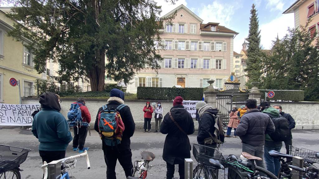 Demonstration gegen Ausschaffung vor Bezirksgericht Luzern