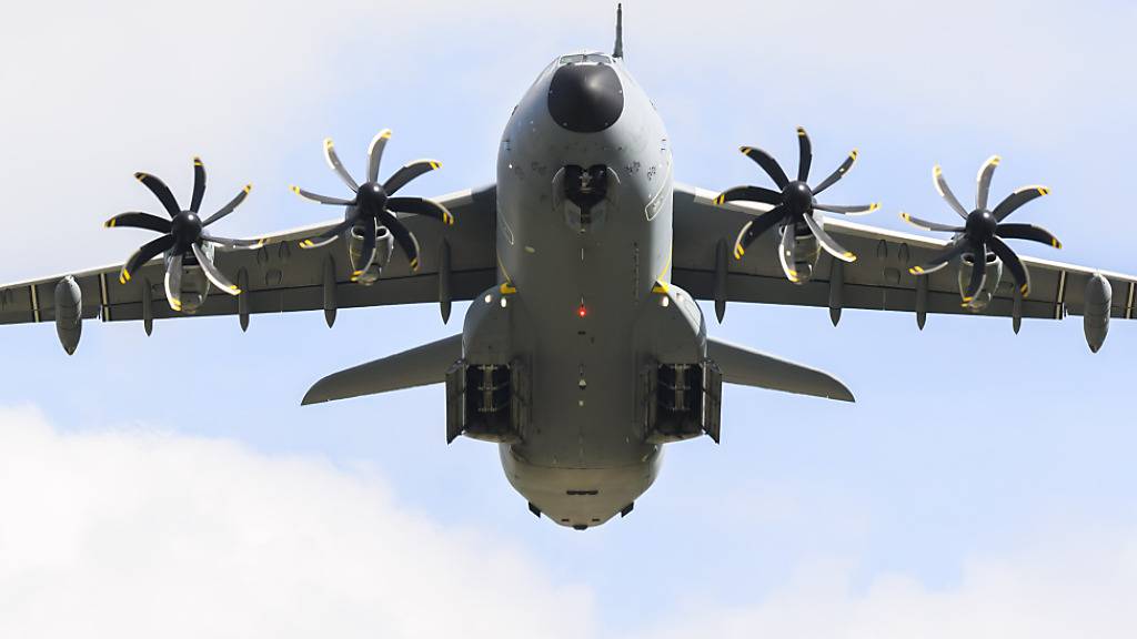 ARCHIV - Ein Transportflugzeug Airbus A400M der Luftwaffe startet am Fliegerhorst Wunstorf zu einem Hilfsflug nach Libyen. Foto: Julian Stratenschulte/dpa