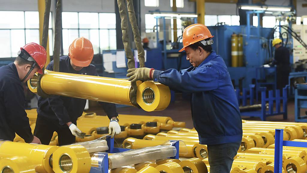 Chinesische Arbeiter in der Stadt Hangzhou: die Wirtschaft des Landes ist langsamer gewachsen als zuvor.