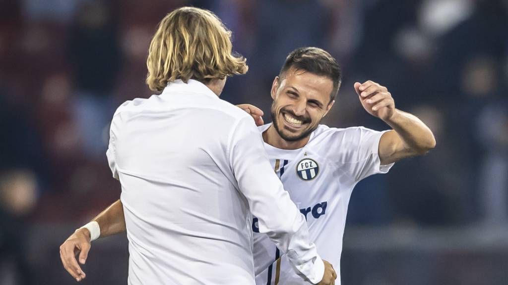 Antonio Marchesano, Torschütze zum 2:0 für den FCZ, bekommt die Glückwünsche von seinem Trainer Bo Henriksen