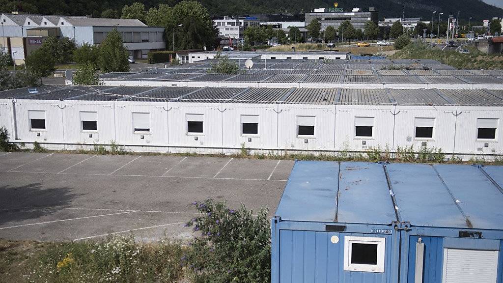 Der Kanton Bern kann 88 Wohncontainer auf dem Boezingenfeld in Biel vorübergehend als Unterkunft für Asylsuchende nutzen. Die Container sollen Platz für rund 200 Asylsuchende bieten.(KEYSTONE/Marcel Bieri)