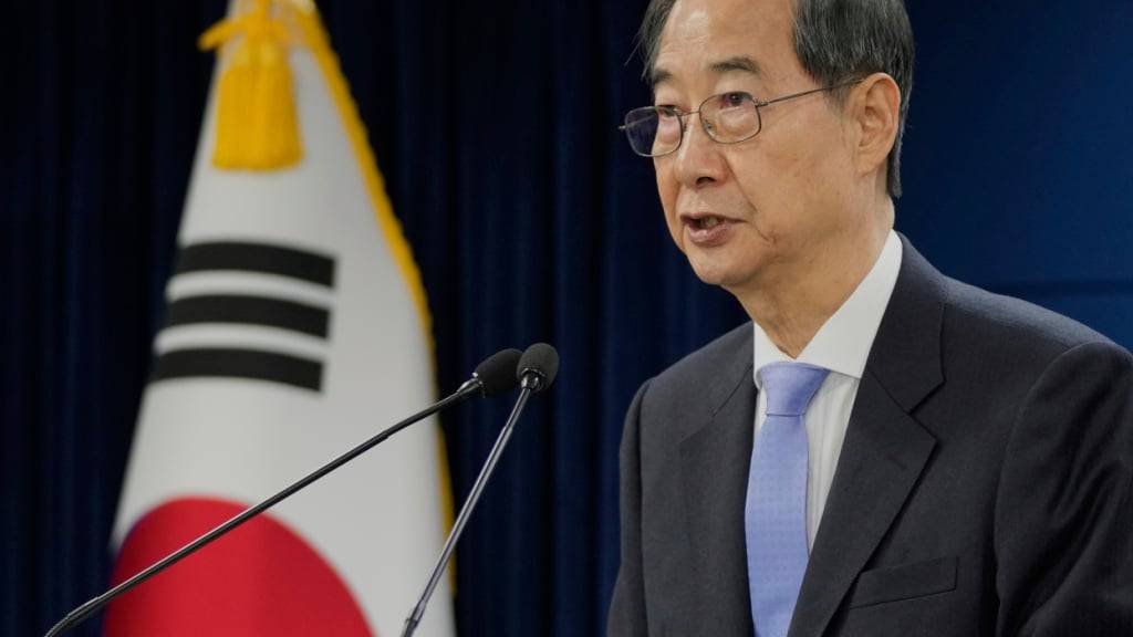 ARCHIV - Han Duck Soo, Premierminister von Südkorea, spricht während eines Briefings im Regierungskomplex in Seoul, Südkorea. Nun hat Han seinen Rücktritt bekanntgegeben. Foto: Ahn Young-joon/AP Pool/dpa/Archivbild