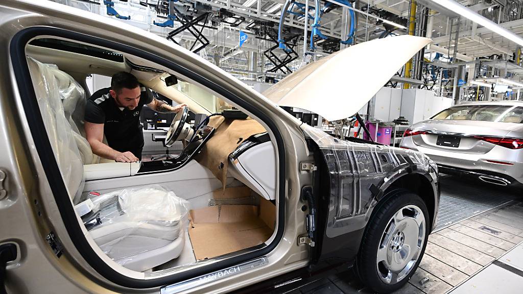 Mercedes ruft grosse Zahl rechts gelenkter Fahrzeuge zurück (Symbolbild)